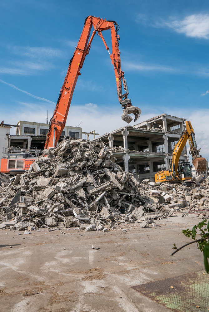 Demolição mecânica com equipamento adequado